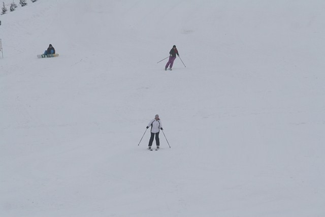 Górka Środulska - narciarze jeżdżą na dużym wyciągu