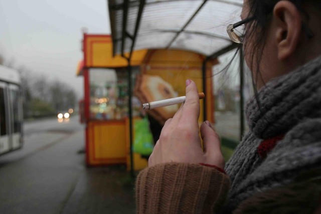 Brak informacji o zakazie palenia na przystankach nie zwalnia palaczy od respektowania prawa