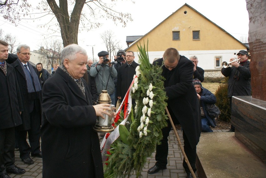 Kaczyński w Piaskach upamiętnił żołnierzy wyklętych