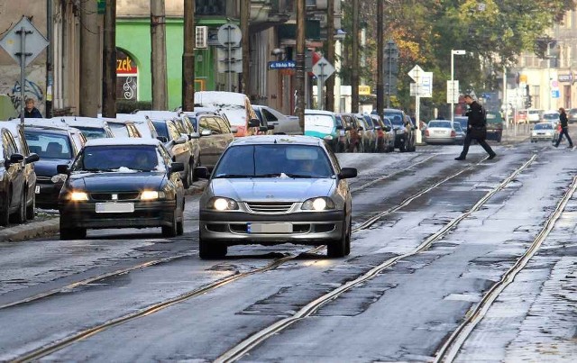 Ulica Nowowiejska jest w tak fatalnym stanie, że kierowcy i mieszkańcy od dawna domagają się remontu