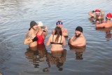 Morsy rozpoczęły sezon! Miłośnicy zimnych kąpieli spotkali się nad zalewem w Lisowicach