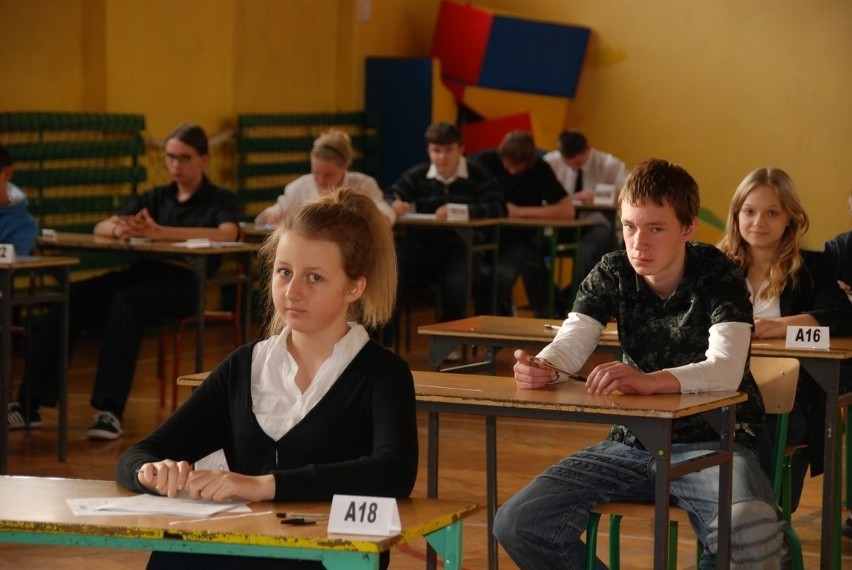 Uczniowie z Gimnazjum nr 19 w Sosnowcu podczas próbnego...