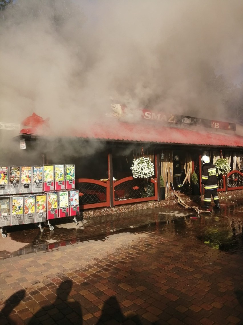Pożar smażalni ryb w Skorzęcinie. Zagrożenie wybuchem, ewakuowano lokal gastronomiczny!