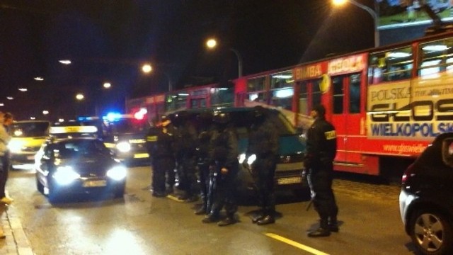 Policjanci interweniujący w piątkowy wieczór w tramwaju z kibicami Lecha Poznań.
