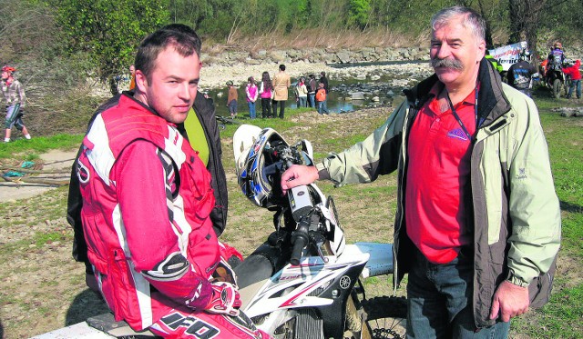 Wacław Skolarus (z lewej)  wraz z tatą Markiem związani są z Aquillą Wadowice od lat, ciesząc się sukcesami  rodzinnymi i klubowymi