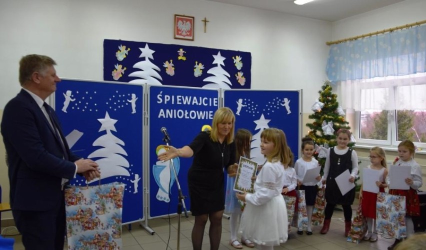 Dzieciaki z Radomic pięknie zaśpiewały kolędy i pastorałki na gminnym konkursie w Wichowie