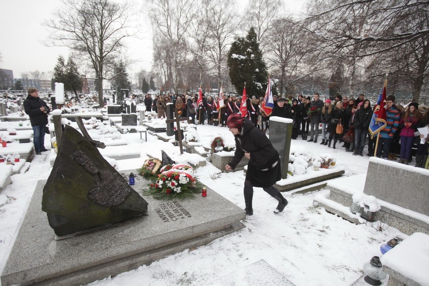 46. rocznica śmierci Cybulskiego. Tłumy przy jego grobie w Katowicach [ZDJĘCIA i WIDEO]