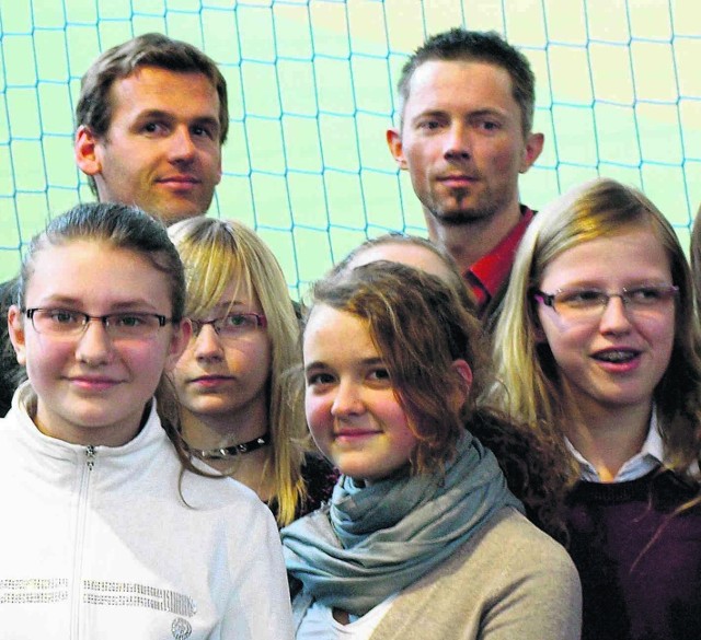 Mateusz Kusznierewicz (u góry z lewej) z gimnazjalistami