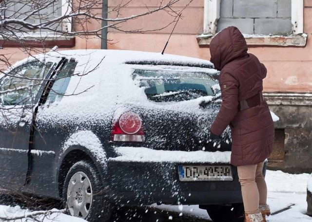 Policja - nie wystarczy usunąć śnieg wyłącznie z szyb samochodu