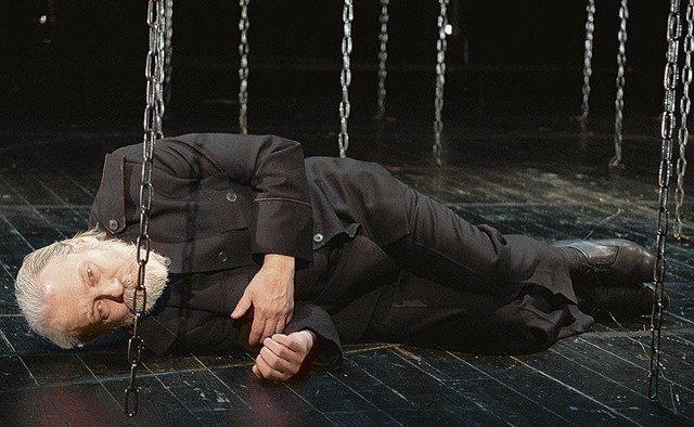 Andrzej Wichrowski jako Otello w jednej ze scen przedstawienia