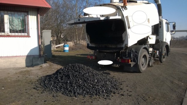 Kryminalni z Rudy Śląskiej od pewnego czasu obserwowali mężczyznę, który świadczył usługi dla wielu kopalń na terenie śląskiej aglomeracji. Z umowy zawartej między kopalniami wynikało, że miał on swoją specjalistyczną zamiatarką samochodową sprzątać uliczki na terenie tych zakładów pracy. Jak podejrzewali policjanci, zamiast uczciwie wykonywać usługi, okradał on swoich pracodawców. Specjalistyczny samochód i jego możliwości zatrzymany mężczyzna wykorzystywał do tego, aby „zasysać” do jego wnętrza węgiel z kopalnianego zwału.

Gdy policjanci zatrzymali Michała W., we wnętrzu pojemnika na śmieci jego pojazdu załadowana była tona węgla. Okazało się, że wcześniej opróżnił on pojemnik, wyrzucając zamiecione śmieci w jednej z alejek kopalni, które... miał wysprzątać. Mężczyzna usłyszał już zarzuty kradzieży, za którą grozi mu kara nawet 5 lat więzienia.

Ponieważ 30-letni rudzianin został przyłapany na gorącym uczynku, jego przyznanie do winy nie było konieczne. Policjanci sprawdzają jednak, czy podobnych kradzieży nie dopuszczał się on również w innych kopalniach, gdzie świadczył swoje usługi.