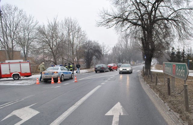 3 osoby zostały ranne w zderzeniu 2 samochodów osobowych na "jedynce" pod Łęczycą.