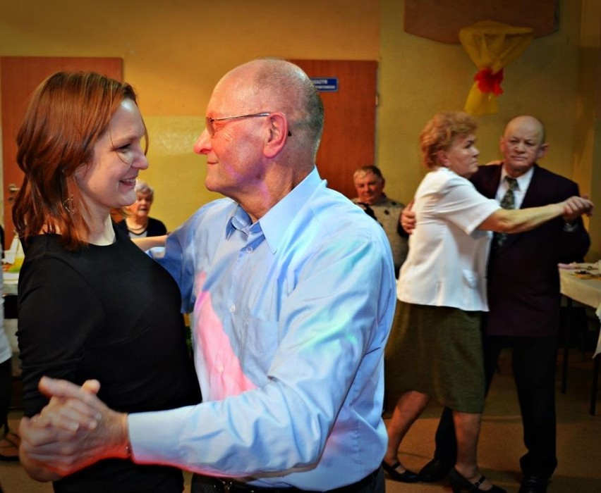 Seniorzy zatańczyli wczoraj na balu w Mirkowie (ZDJĘCIA)
