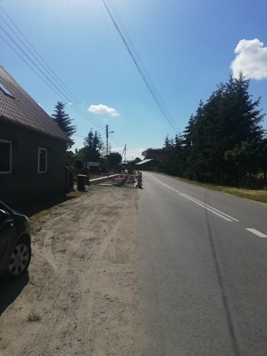 Budowa chodnika przy drodze powiatowej w Ługowie