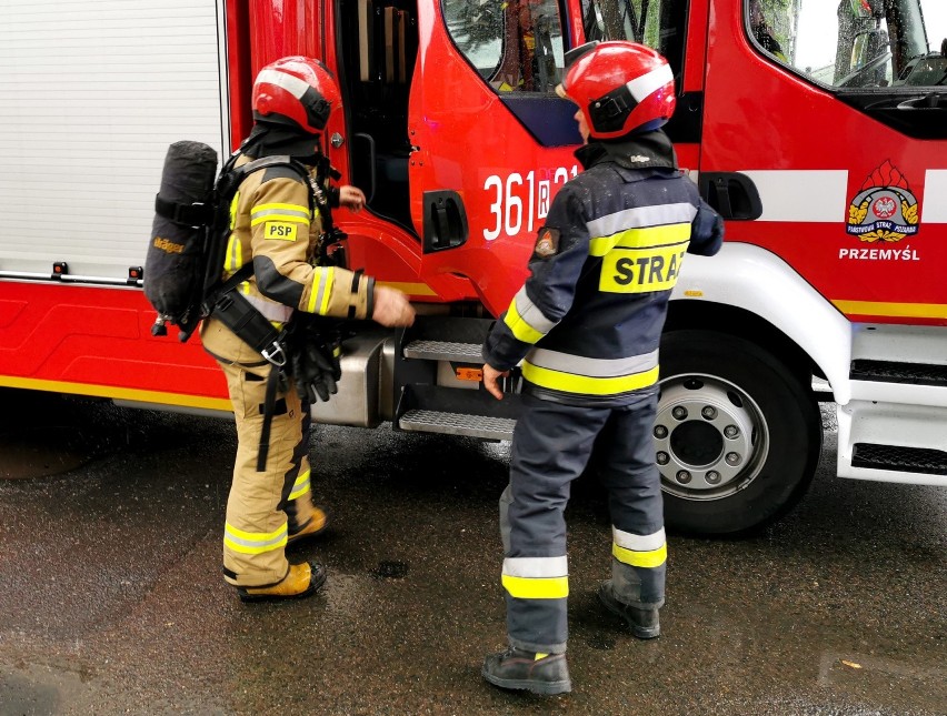 Alarm bombowy w szkole w Przemyślu. Ładunek miał zostać zdetonowany na szkolnym boisku [ZDJĘCIA]