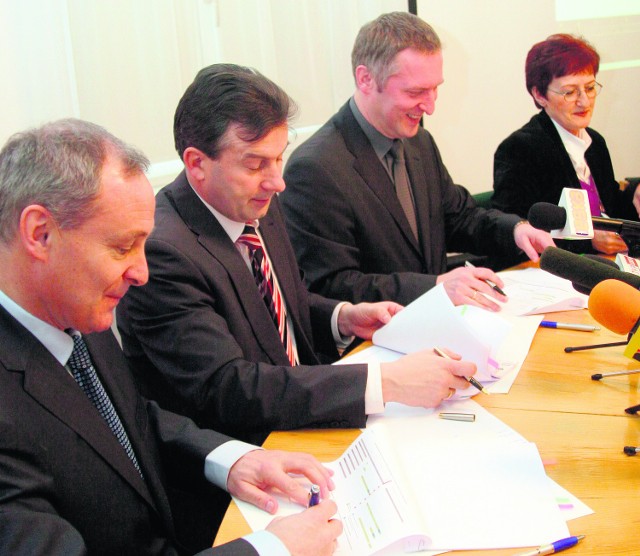 Umowę podpisują (od lewej): marszałkowie J. Sobczak i  K. Grabczuk oraz architekci A. Wagner i J. Stolarczyk-Gajda