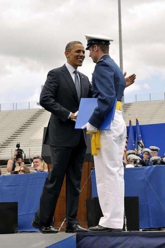 Podporucznik Maciej Krakowian otrzymuje dyplom Akademii Sił Powietrznych USA w Colorado Springs z rąk prezydenta Baracka Obamy.