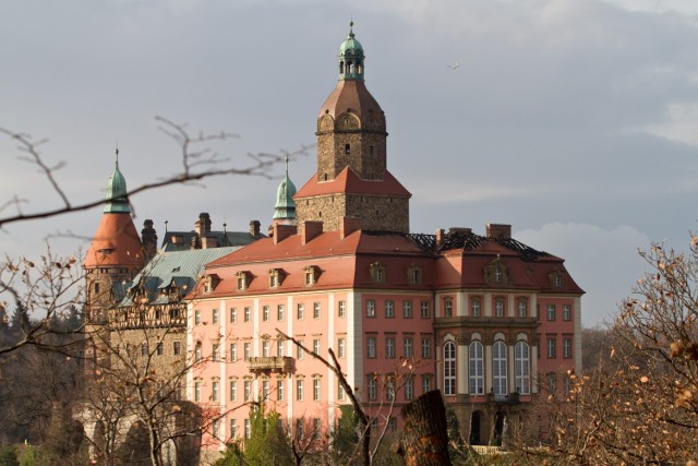 W wyniku pożaru, który wybuchł w środę 10 grudnia w zamku Książ, spaleniu uległo około 500 mkw dachu oraz część poddasza