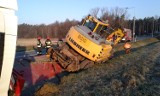 Babice. Ciągnik transportujący koparkę wpadł do rowu na obwodnicy