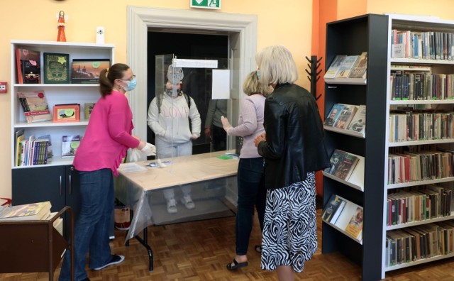 Pomieszczenia głównej wypożyczalni książek w Bibliotece Miejskiej zyskały nowy blask po remoncie. Nowością jest kącik czytelniczy na wygodnej kanapie oraz składane blaty i krzesełka usytułowane na ścianie z oknami.