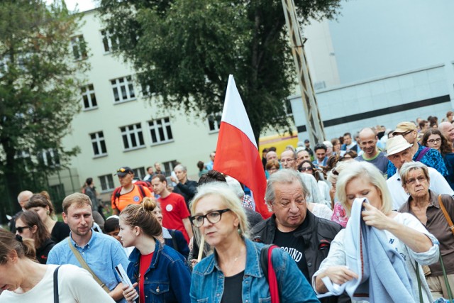 Marsz Pamięci przeszedł ulicamy Warszawy. W hołdzie ofiarom likwidacji getta [ZDJĘCIA]