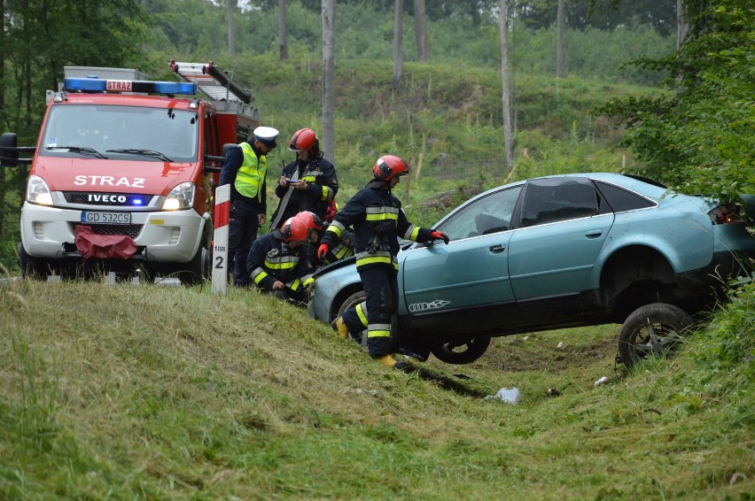 Gmina Miastko. Wypadek na krajowej 20. Audi dachowało i zatrzymało się w rowie (FOTO+VIDEO)