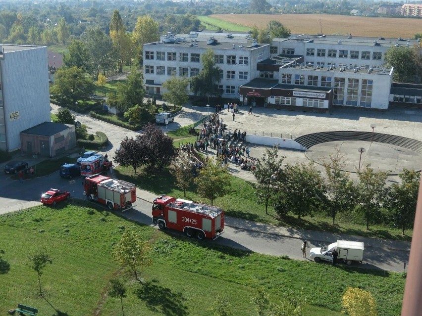 Ewakuacja szkoły przy ul. Szkockiej zakończona. Bomby nie znaleziono (ZDJĘCIA)