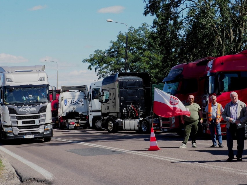 Protest kierowców w rejonie przejścia granicznego w Dorohusku. Tiry blokują przejazd
