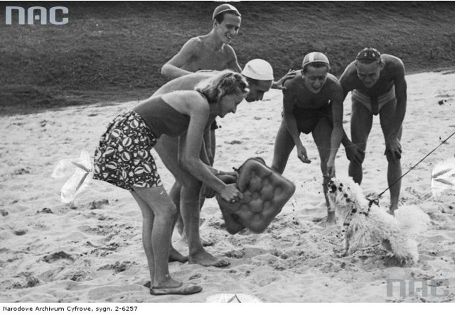 Pięć osób podczas zabawy z psem na plaży nad Wisłą (1940).http://www.audiovis.nac.gov.pl/obraz/8334/86baec580b3dbb335cabcc886b845157/