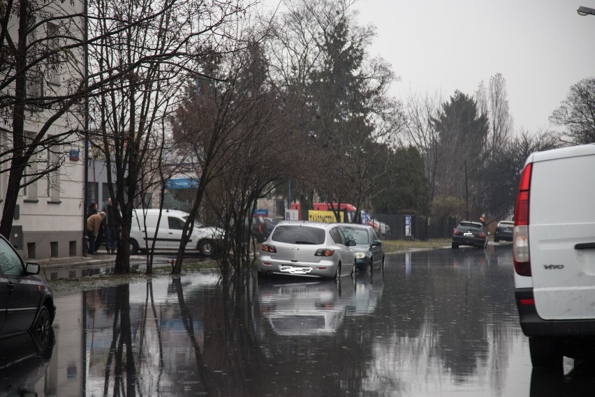 Zalana ulica na Targówku. Samochody pływają w czarnej brei z ropy i wody. Pękł zbiornik na pobliskiej budowie [ZDJĘCIA]