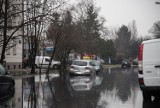Zalana ulica na Targówku. Samochody pływają w czarnej brei z ropy i wody. Pękł zbiornik na pobliskiej budowie [ZDJĘCIA]