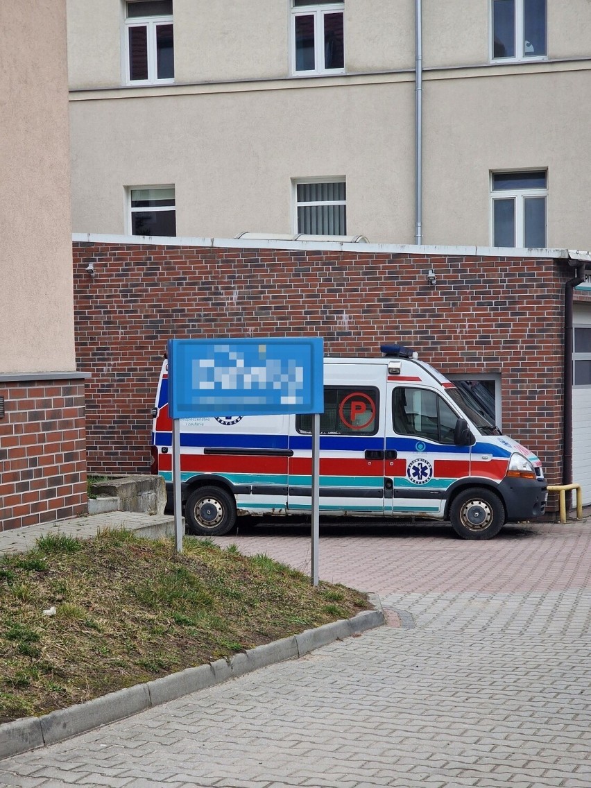 Pacjent wyskoczył przez okno szpitala w Świebodzinie. Znaleziono go po kilku godzinach na dachu wiaty. Jak do tego mogło dojść?