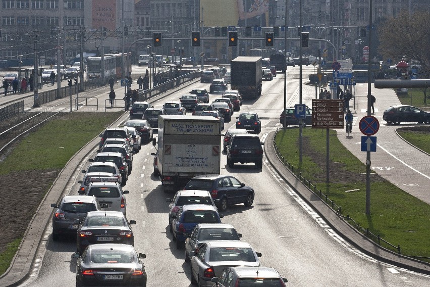 Znów chaos na Legnickiej i pl. Jana Pawła II (ZDJĘCIA, FILM)