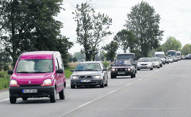 W sobotę sznur pojazdów do skrzyżowania w Cedrach ciągnął się od mostu w Kiezmarku