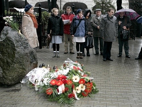 O tragicznej śmieci Piotra Majchrzaka przypomina głaz w centrum Poznania