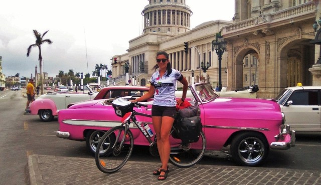 Monika Stelmasik przed kultowymi kubańskim samochodem, który był w typowo „kobiecym” kolorze