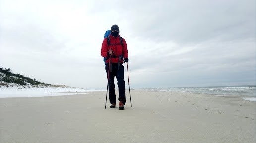 Paweł Kinsner ukończył zimową wyprawę wzdłuż polskiego brzegu Bałtyku. Swój samotny marsz zadedykował bezdomnym zwierzętom ze Schroniska w Korabiewicach.