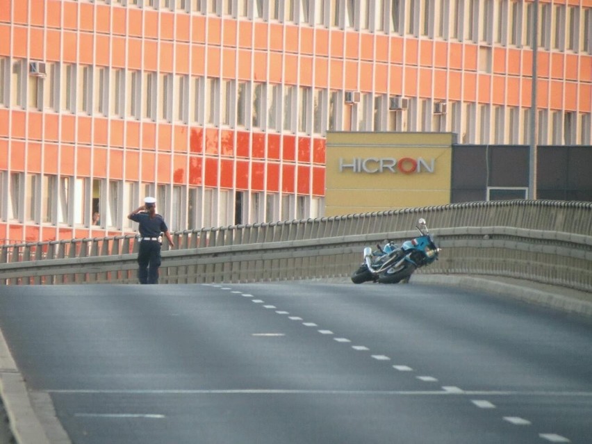 Wrocław: Wypadek motocyklisty na ul. Klecińskiej (ZDJĘCIA)