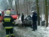 Groźny wypadek między Lubinem i Rudną. Kobieta uwięziona w pojeździe (ZDJĘCIA)