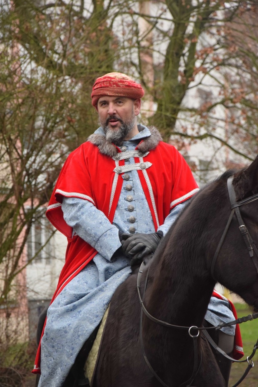 Malbork. Orszak Trzech Króli przeszedł ulicami miasta [ZDJĘCIA, FILM]. Kolędowanie z niespodziankami 