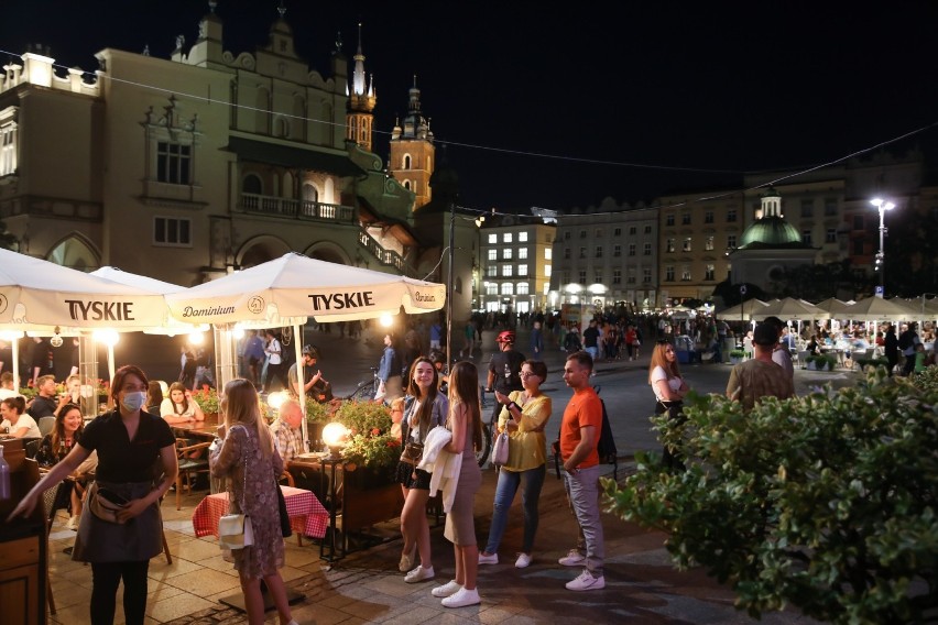 Kraków nocą wygląda jak przed pandemią. Tętni życiem! [ZDJĘCIA] 23.08.2021