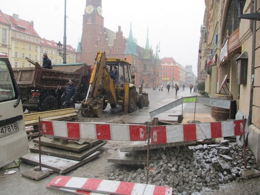 Wrocław: Rynek rozkopany. W sercu miasta powstał czterometrowy dół (ZDJĘCIA)