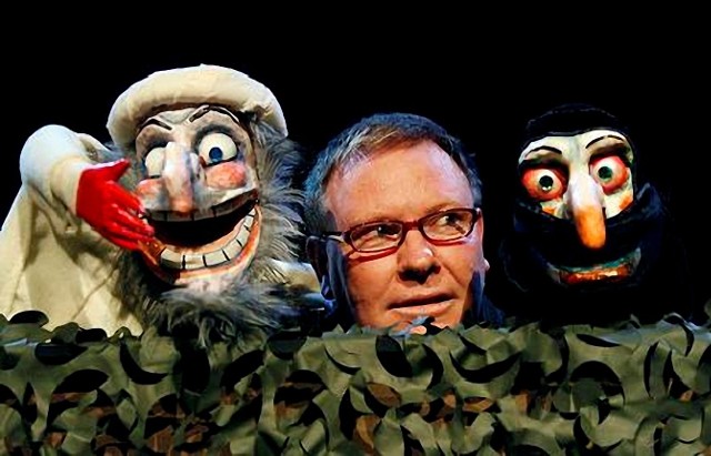 Neville Tranter i jego lalki ze spektaklu ''Punch and Judy in Afghanistan''.