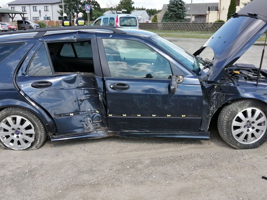 Uderzył samochodem w płot ze skrzynką gazową, a następnie uciekł. Policja go szuka! [ZDJĘCIA]  