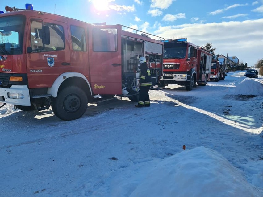 W Baninie w gminie Żukowo strażacy walczyli z pożarem garażu (31.01.2021)