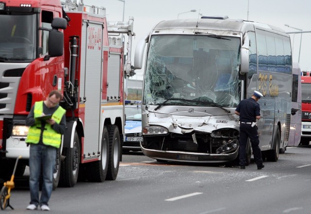 Autobus PKS-u zderzył się z ciężarówką na krajowej "jedynce" w Rzgowie pod Łodzią.