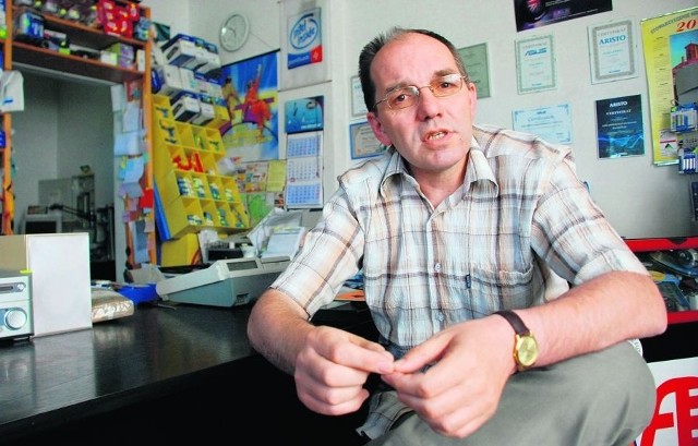 Janusz Skowroński prowadzi firmę komputerową w Lubaniu. Jest autorem książek o zamku Czocha, Lubaniu i G. Hauptmannie