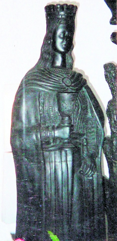 Czarna, węglowa figura trafiła do psarskiej parafii