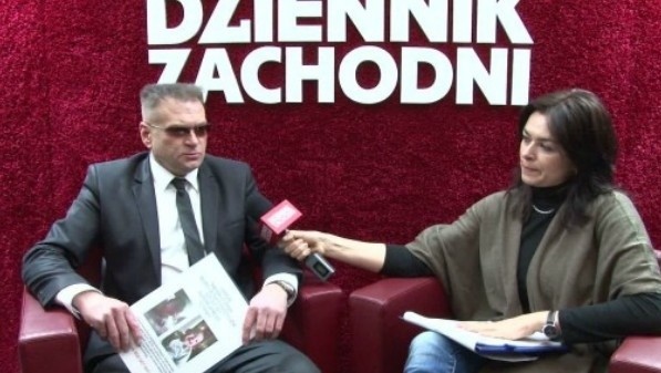 27.01.2012.Rutkowski w studiu Dziennika Zachodniego &#8222;Wierzę matce Madzi":Nie interesują nas plotki i domniemania. To co ukazało się w niektórych dziennikach na Śląsku woła o pomstę do nieba. Jeden prokurator czy policjant powiedział, że nie wykluczają, iż sama matka brała udział w porwaniu dziecka. To jest dla mnie czymś niebywałym, żeby ktoś tą matkę oskarżał jeszcze o to, że sama sobie porwała dziecko, które jeszcze nie tak dawno bo pół roku temu rodziła w ogromnych bólach i miała cesarskie cięcie. To tylko szukanie taniej sensacji.ZOBACZ WIĘCEJ