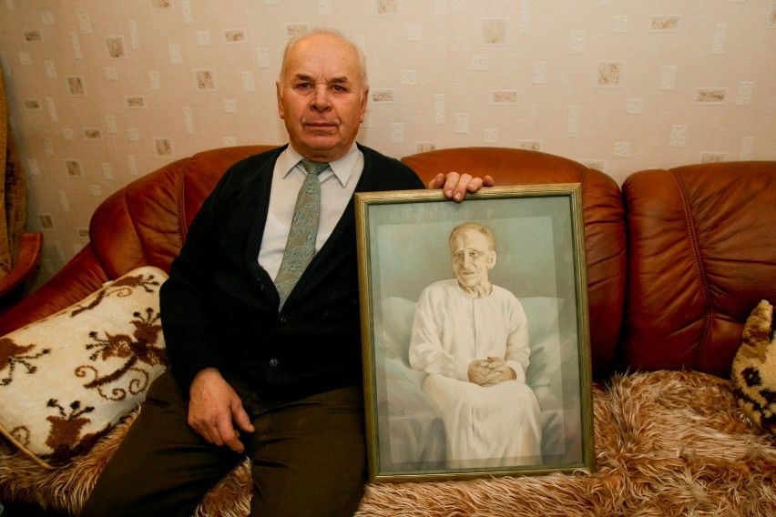 Stanisław Braszczok z portretem swojego pradziadka Józefa